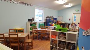 幼儿园教室效果图 浅黄色木地板装修效果图片