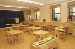 幼儿园教室浅黄色木地板装修效果图片