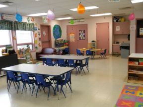 幼儿园教室效果图 幼儿园教室吊饰布置