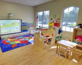 幼儿园浅黄色木地板装修效果图片