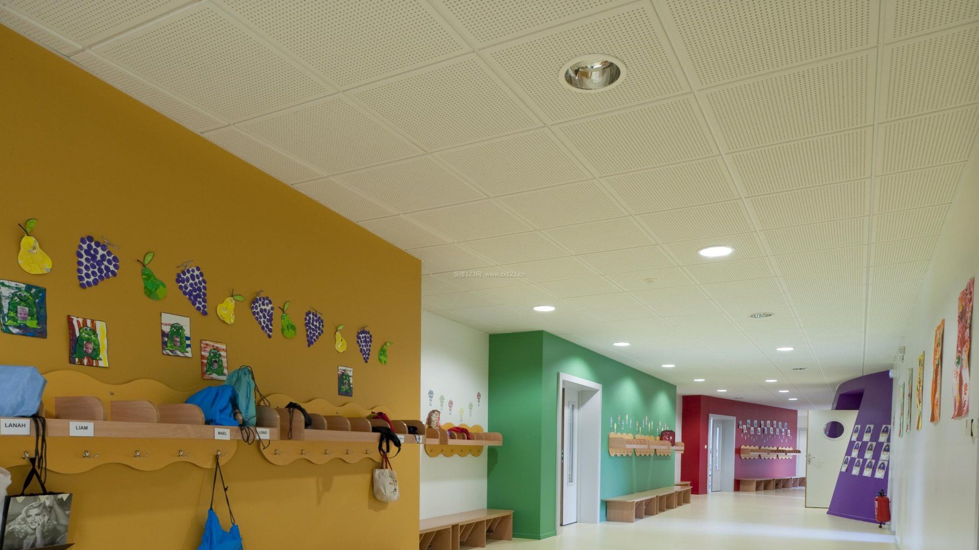 幼儿园走廊置物架装修效果图片