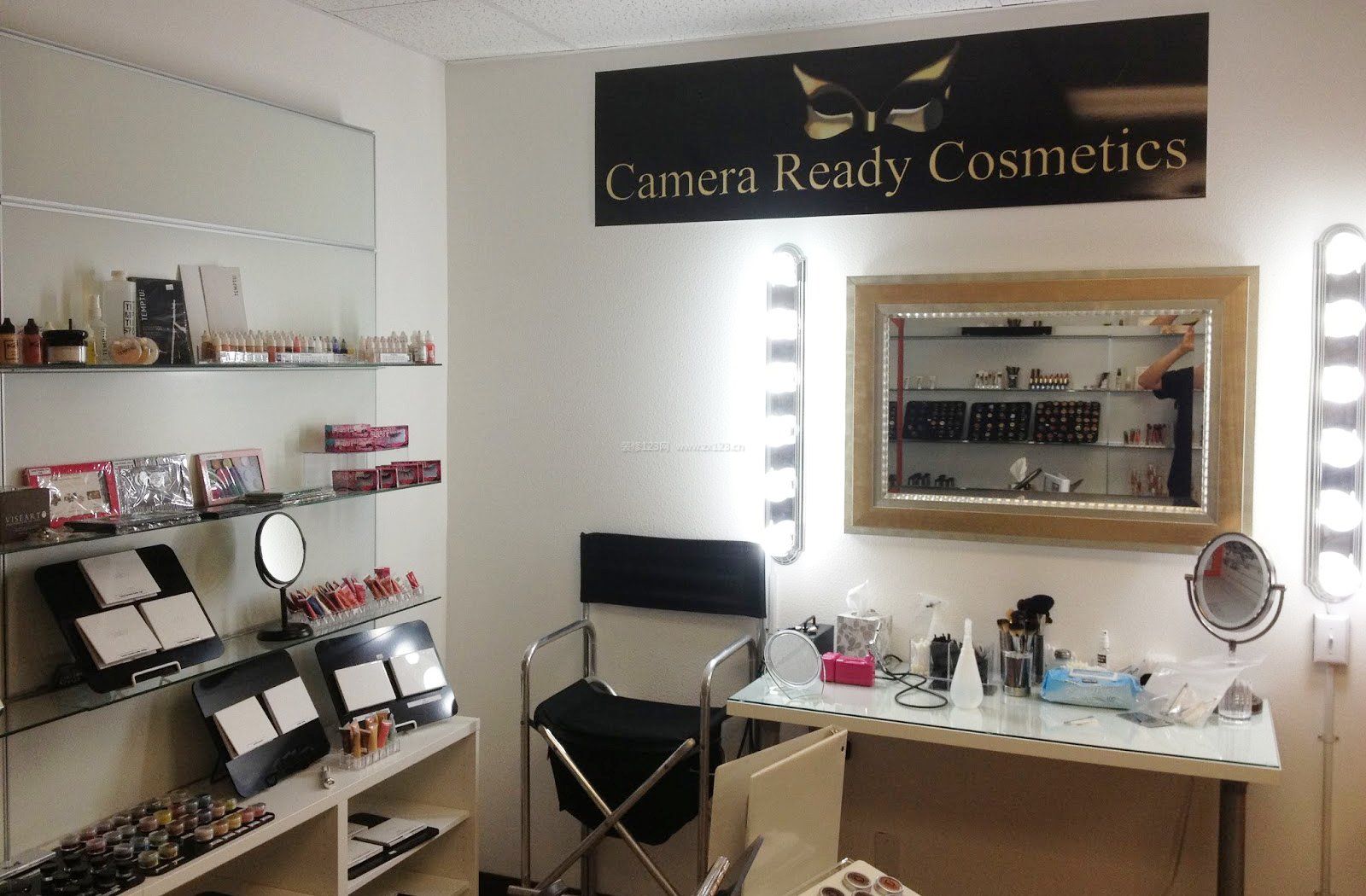 2023小型化妆品店室内装修效果图片