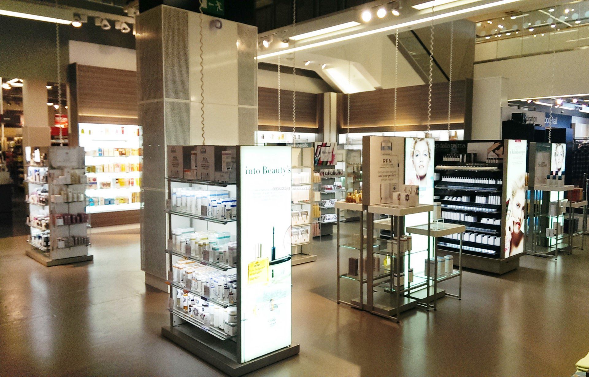 國外化妝品店面設(shè)計圖片欣賞