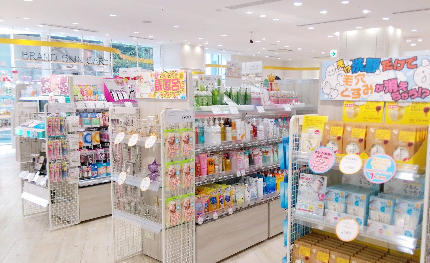 化妝品店面室內(nèi)貨架設(shè)計(jì)效果圖片