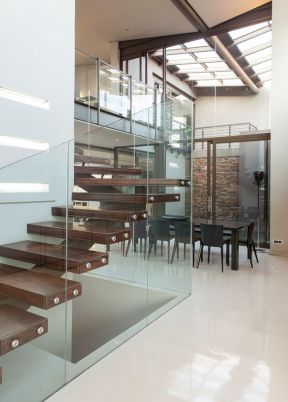 复式别墅设计 玻璃楼梯扶手图片