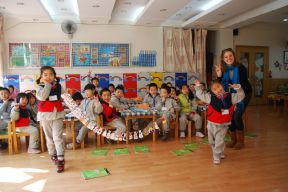 北京幼儿园浅黄色木地板装修效果图片