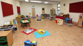幼儿园室内设计浅色木地板效果图 
