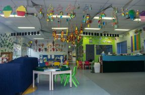 幼儿园室装修效果图 幼儿园吊饰布置图片
