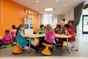 国外幼儿园装修效果图 橙色墙面装修效果图片