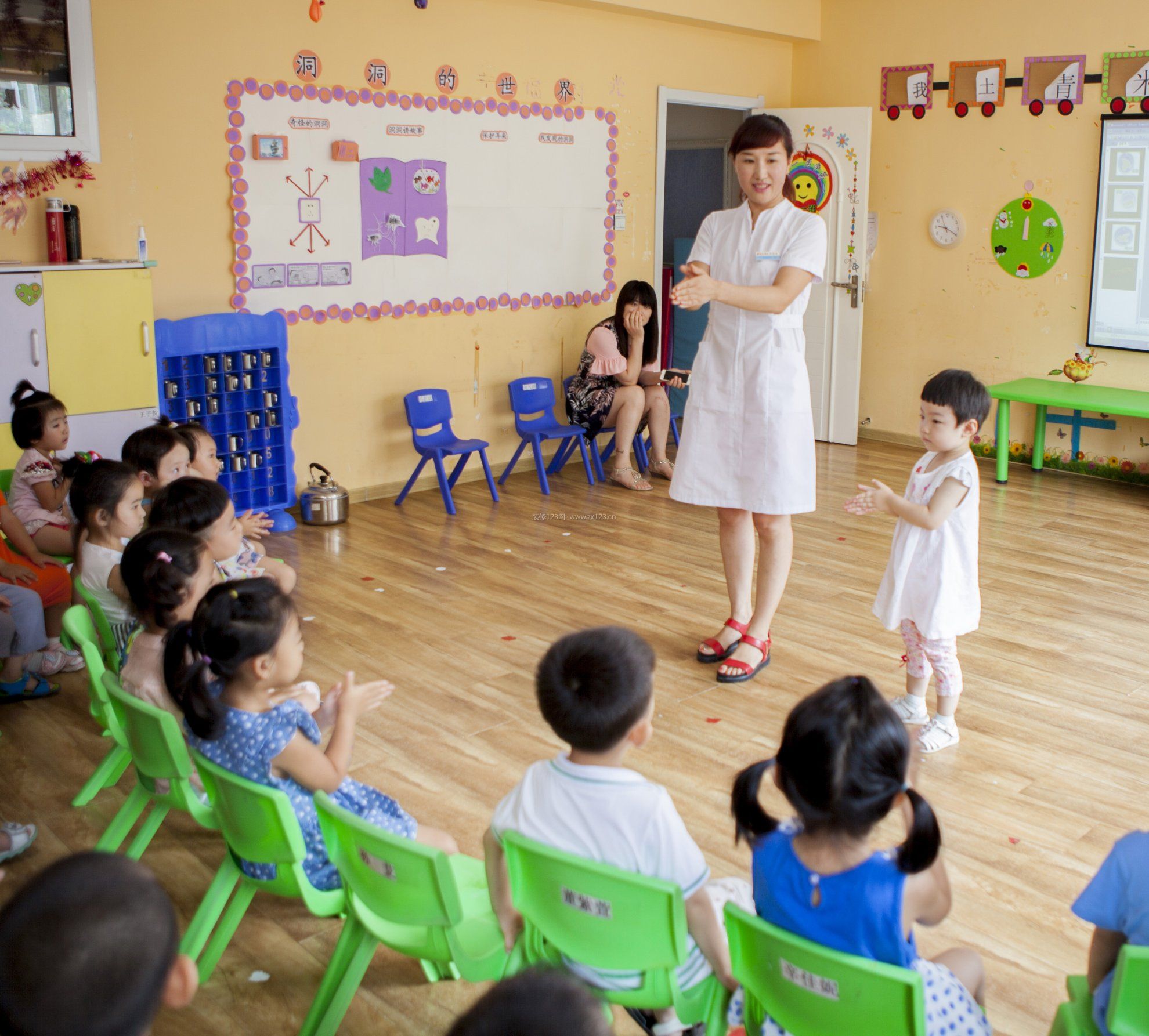 幼兒園環(huán)境裝修淺色木地板效果