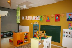 幼儿园环境装修 黄色墙面装修效果图