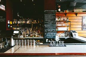 小型酒吧设计 酒架装修效果图片