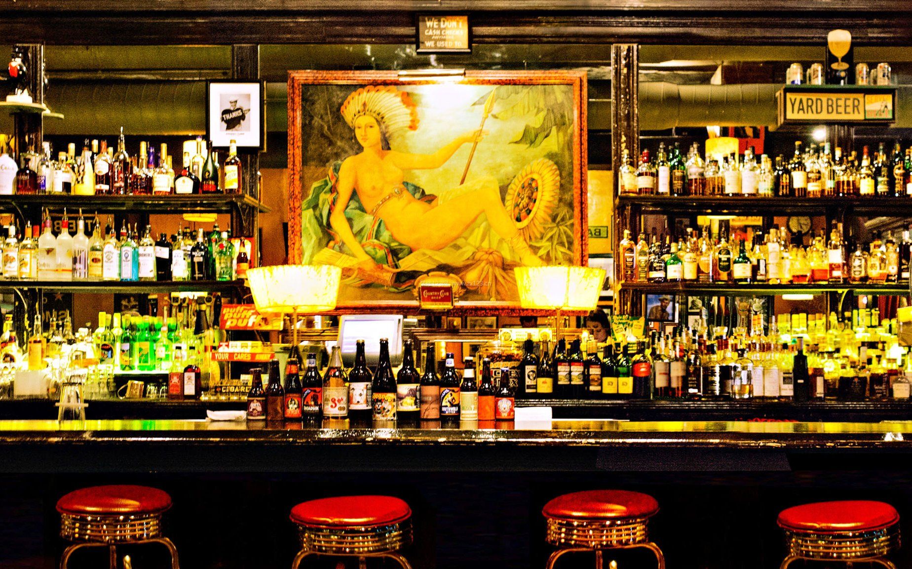 特色小酒吧设计室内酒架装修效果图片