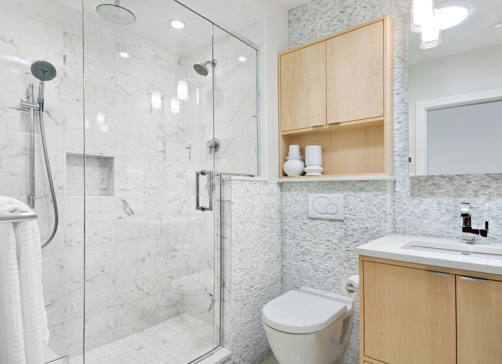 现代卫生间淋浴房玻璃门装修