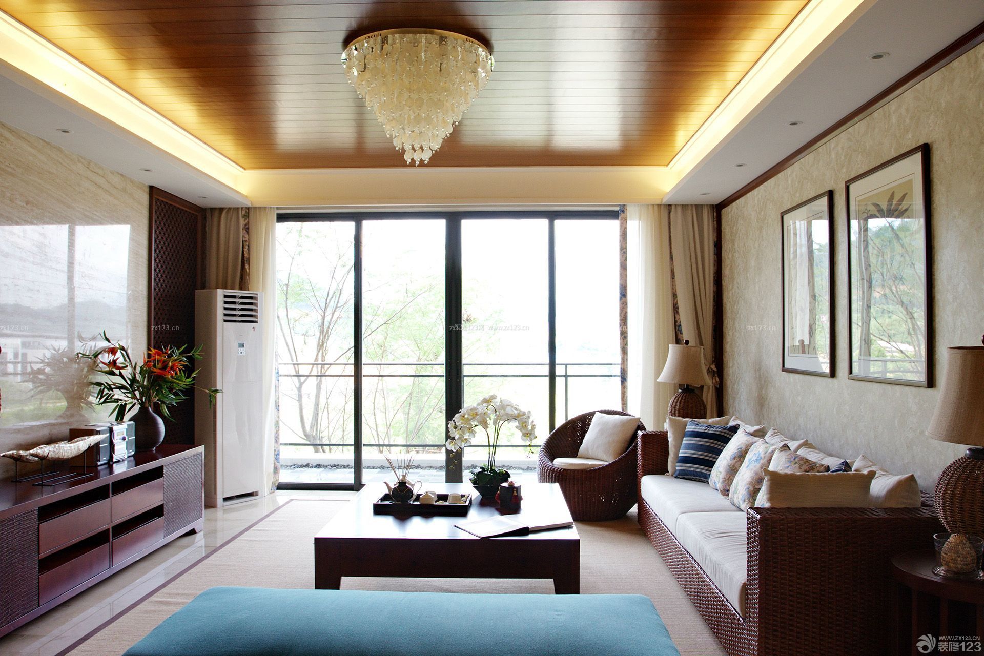 小户型客厅木质吊顶装修设计效果图片