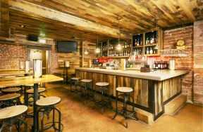 乡村小酒吧室内木质吊顶装修设计图片
