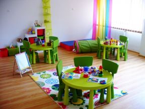 幼儿园室内装饰浅黄色木地板装修效果图片