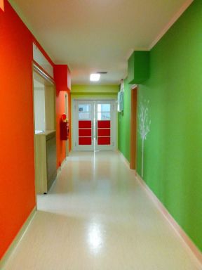 幼儿园走廊装修图 绿色墙面装修效果图片