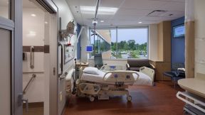 医院单人病房浅棕色木地板装修效果图片