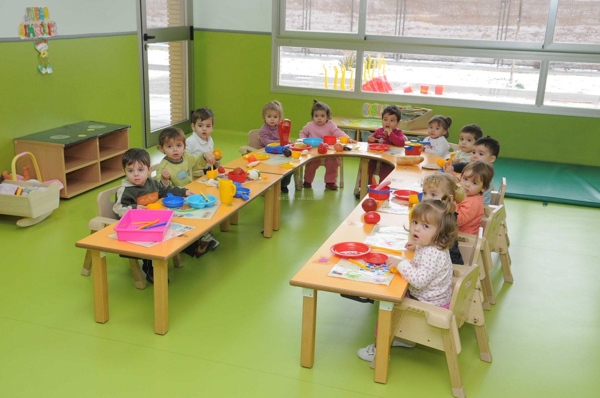 鄭州幼兒園室內(nèi)綠色地板裝修效果圖