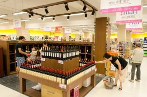 超市室内装饰图片 超市红酒柜图