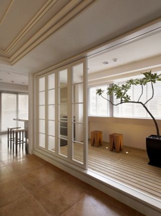日式风格带阳台的客厅装修设计木地板效果图