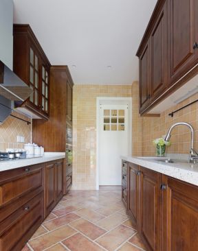 小面积厨房设计 实木橱柜装修效果图