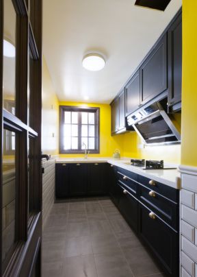 小面积厨房设计 黄色墙面装修效果图片