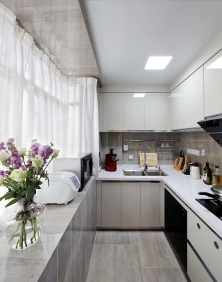 现代小面积厨房设计白色窗帘装修效果图片