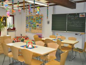 现代简约幼儿园装修效果图 幼儿园吊饰布置图片