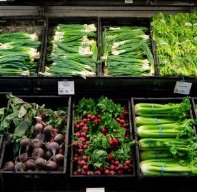 2021超市蔬菜货架摆放图片