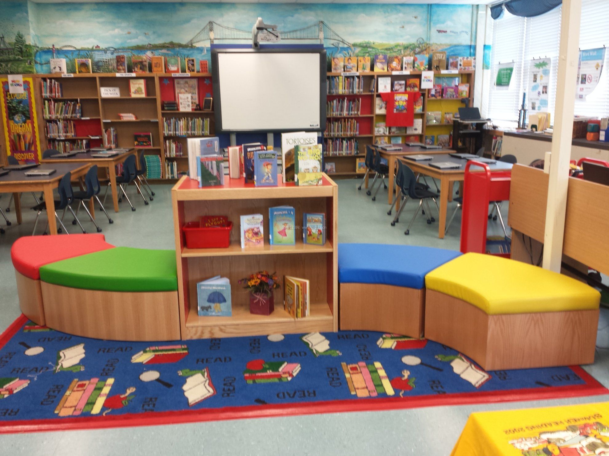现代简约幼儿园图书馆中班环境布置