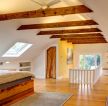 顶楼加阁楼卧室设计原木地板装修效果图片