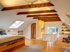顶楼加阁楼卧室设计原木地板装修效果图片