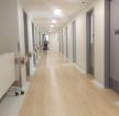 医院浅色木地板装修效果图之走廊