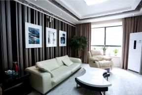 现代风格客厅沙发背景墙 条纹壁纸装修效果图