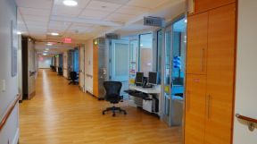 医院走廊装修效果图 深黄色木地板装修效果图片