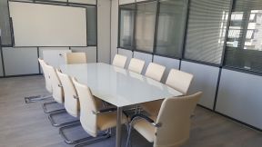 白色現(xiàn)代辦公室效果圖 辦公會議室裝修效果圖