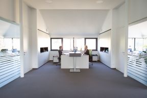 白色现代办公室效果图 小型办公室布置图片