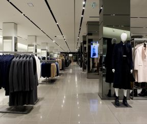 服装店门面装修效果图 室内吊顶装修效果图片