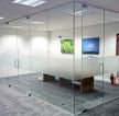 现代简单办公室玻璃墙装修效果图