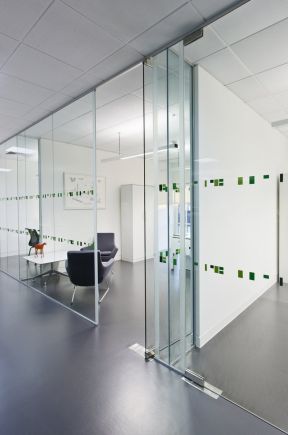 办公室玻璃墙效果图 时尚现代办公室效果图