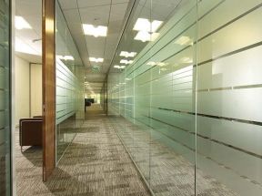办公室玻璃墙效果图 办公室走廊装修效果图