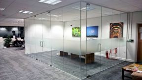 办公室玻璃墙效果图 简单办公室装修图