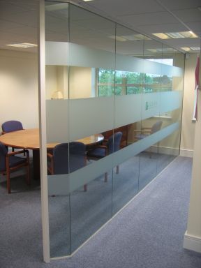 办公室玻璃墙效果图 办公室玻璃隔断装修图片