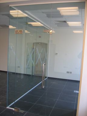 现代室内办公室玻璃墙设计效果图