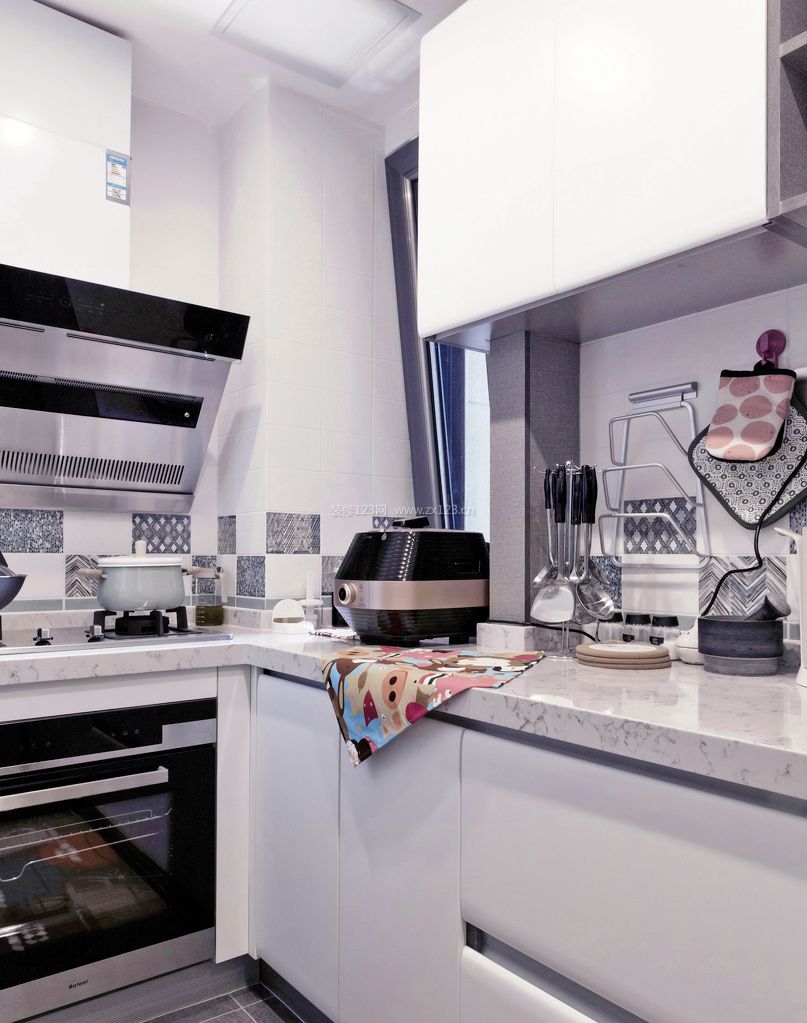 8万三居室130平米小厨房装修效果图欣赏