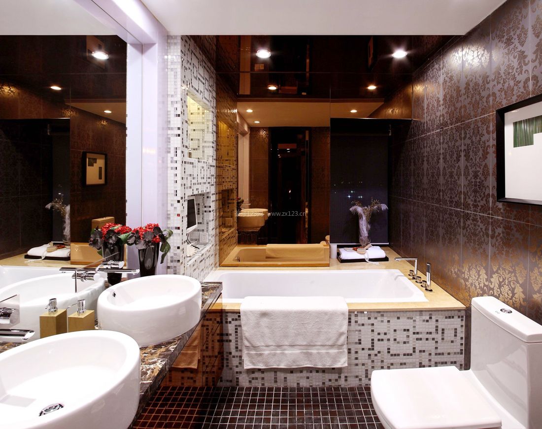 8万三居室130平米浴室按摩浴缸装修效果图片