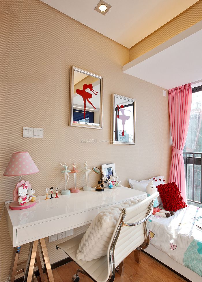 2023小卧室样板房粉色窗帘装修效果图片