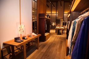 韩国服装店浅色木地板装修效果图